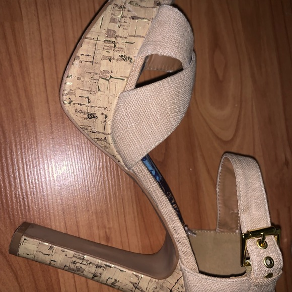 Qupid Tan Thick Heel Platform Shoes Women Size 8 w Strap and Buckle Crisscross. - Picture 6 of 7